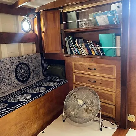 Botel Veliero In Legno Bisceglie
